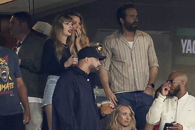 Taylor Swift shows up to second straight Chiefs game