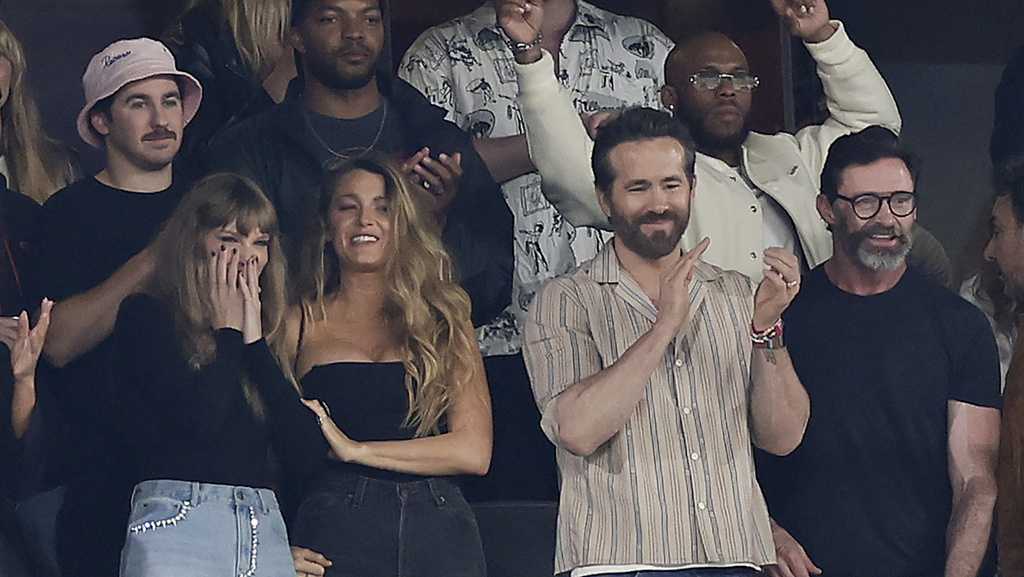 Taylor Swift takes Travis Kelce's invitation, takes in Chiefs game in  Kansas City - The Boston Globe