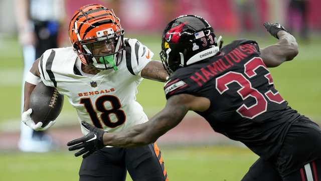 Cincinnati Bengals' Kwamie Lassiter II makes a catch as he takes part in  drills at the NFL football team's rookie minicamp in Cincinnati, Friday,  May 13, 2022. (AP Photo/Aaron Doster Stock Photo 