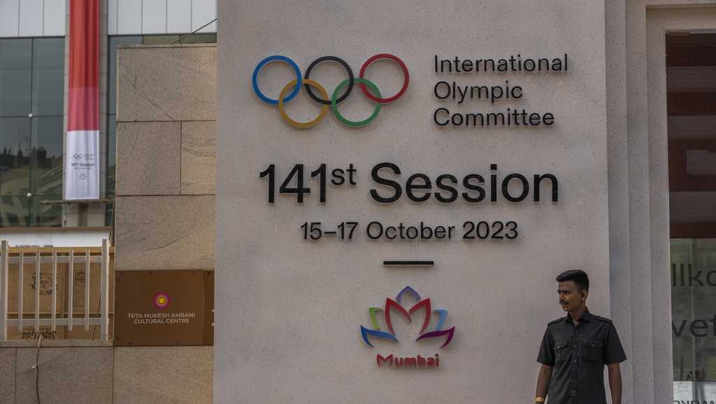Международный олимпийский комитет немедленно приостанавливает членство Олимпийского комитета России.