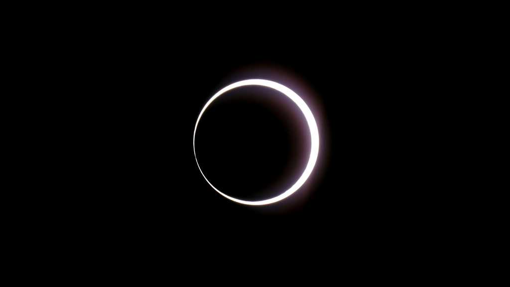 Los vídeos muestran un raro eclipse solar anular en forma de «anillo de fuego» que atraviesa el cielo
