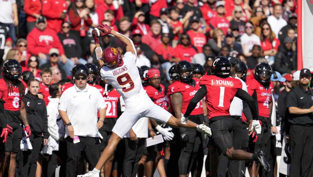 Iowa State's Jayden Higgins makes an UNREAL TD reception to trim Iowa's  lead