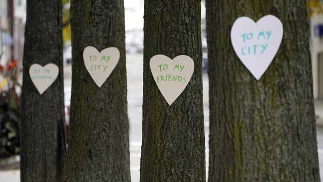 Maine's close-knit community of deaf and hard of hearing people is grieving in the wake of the Lewiston shootings that killed beloved members, many of whom were ardent advocates - Vimarsana News