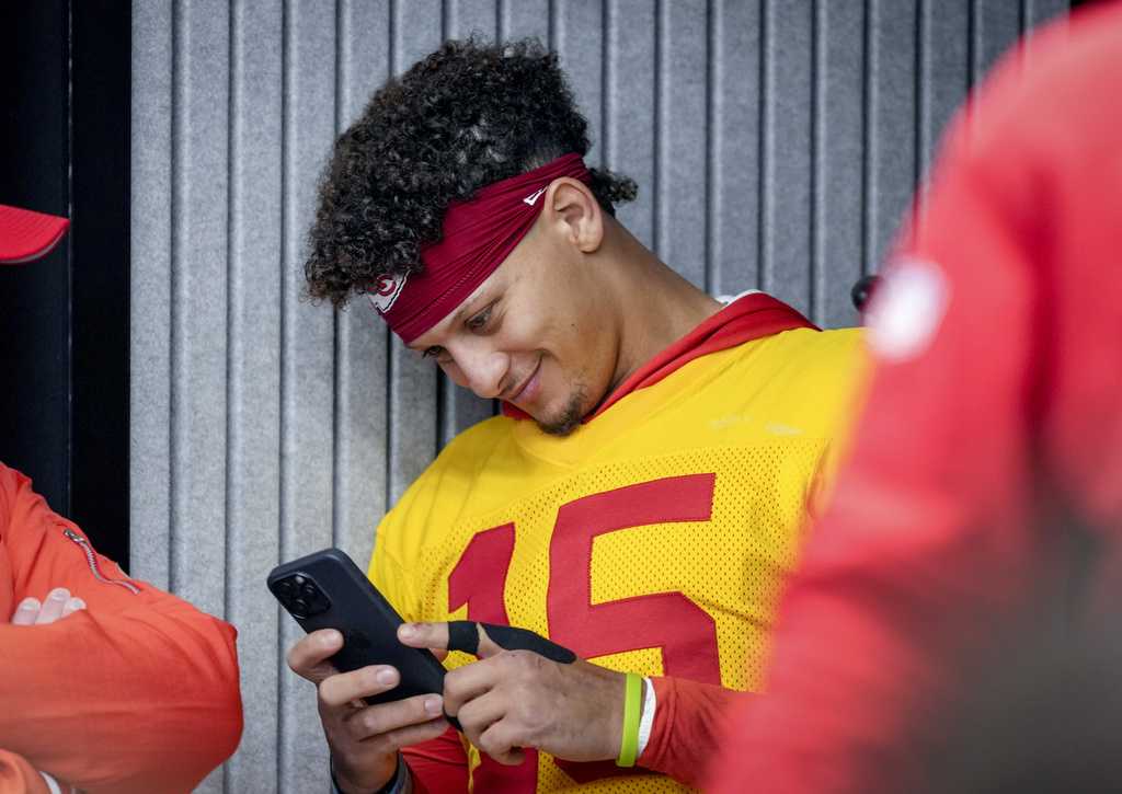 Patrick Mahomes Reveals Stinky Game-day Ritual On The Manningcast