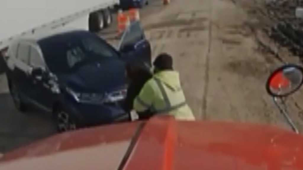 摄像头拍下的一幕：卡车司机在芝加哥高速公路上为窒息女子进行海姆立克急救