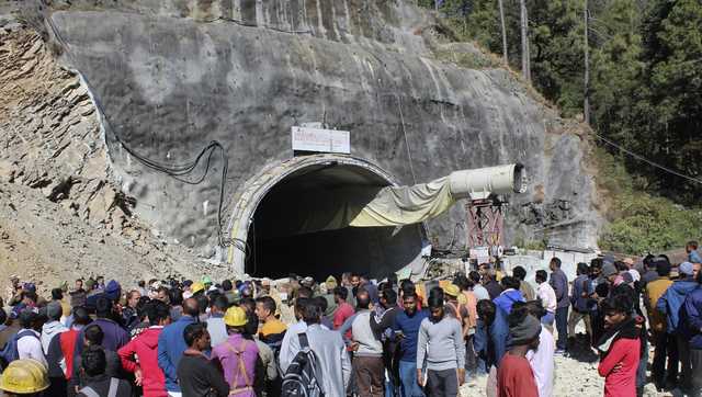 Rescuers in India start drilling to reach trapped workers - Vimarsana News