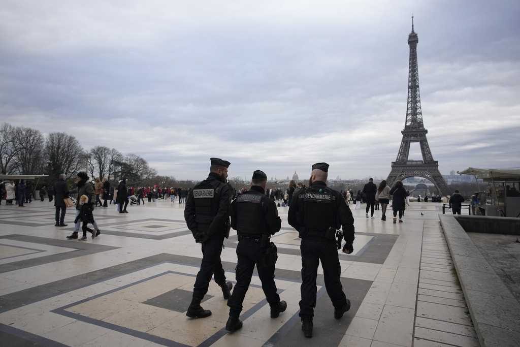 German Tourist Fatally Stabbed In Paris In Suspected Terrorist Attack