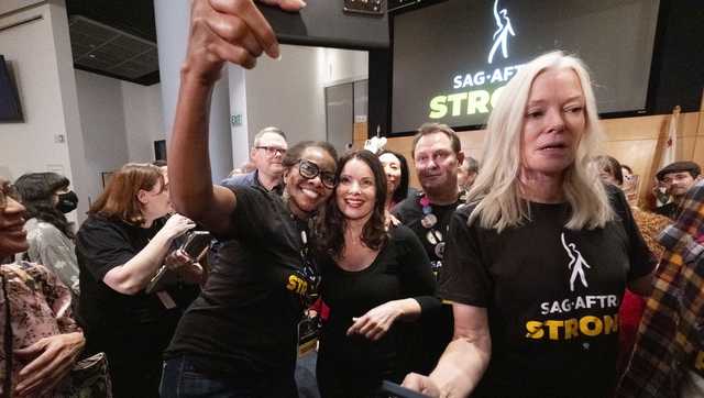 Actors approve deal that ended SAG-AFTRA strike - Vimarsana News