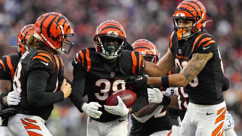 Second Cincinnati Bengal exits game on cart with apparent knee injury