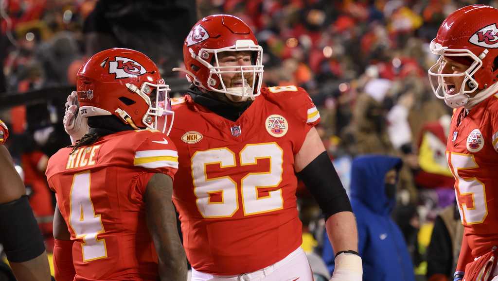 Report: Chiefs guard Joe Thuney suffered a 'pec strain' Sunday