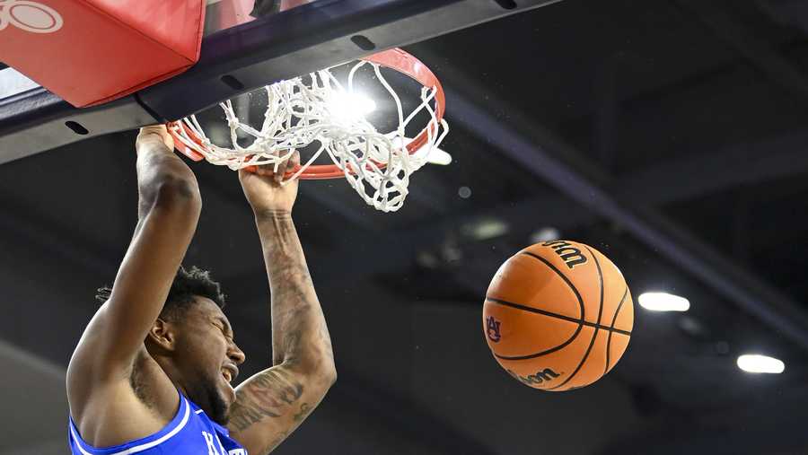 Kentucky guard Justin Edwards dunks against against Auburn during the first half an NCAA college basketball game Saturday, Feb. 17, 2024, in Auburn, Ala. (AP Photo/Julie Bennett)