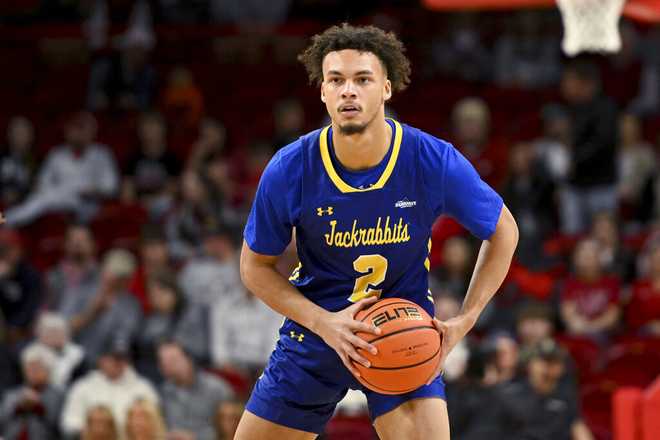 South&#x20;Dakota&#x20;State&#x20;guard&#x20;Zeke&#x20;Mayo&#x20;&#x28;2&#x29;&#x20;against&#x20;Arkansas&#x20;during&#x20;an&#x20;NCAA&#x20;college&#x20;basketball&#x20;game&#x20;Wednesday,&#x20;Nov.&#x20;16,&#x20;2022,&#x20;in&#x20;Fayetteville,&#x20;Ark.&#x20;&#x28;AP&#x20;Photo&#x2F;Michael&#x20;Woods&#x29;