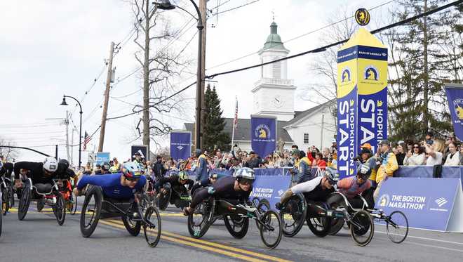 Los atletas masculinos en silla de ruedas descansan de la línea al inicio del maratón de Boston, el lunes 15 de abril de 2024, en Hopkinton, Massachusetts. "Imagen de AP"Marie"Schwalm"