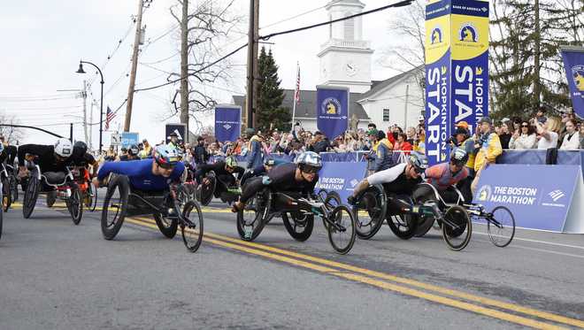 Los atletas masculinos en silla de ruedas descansan de la línea al inicio del maratón de Boston, el lunes 15 de abril de 2024, en Hopkinton, Massachusetts. "Imagen de AP"Marie"Schwalm"