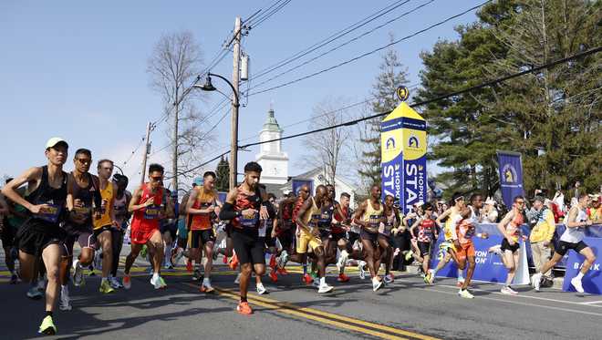 Los corredores masculinos de élite se toman un descanso en la línea de salida del maratón de Boston.  Lunes 15 de abril de 2024, en Hopkinton, Massachusetts.  María y Schwalm )
