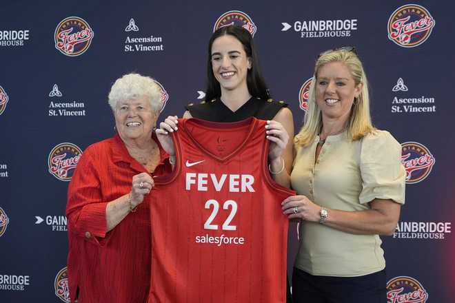 Indiana&#x20;Fever&amp;apos&#x3B;s&#x20;Caitlin&#x20;Clark,&#x20;middle,&#x20;poses&#x20;with&#x20;general&#x20;manager&#x20;Lin&#x20;Dunn,&#x20;left,&#x20;and&#x20;head&#x20;coach&#x20;Christie&#x20;Sides&#x20;following&#x20;a&#x20;WNBA&#x20;basketball&#x20;news&#x20;conference,&#x20;Wednesday,&#x20;April&#x20;17,&#x20;2024,&#x20;in&#x20;Indianapolis.&#x20;&#x28;AP&#x20;Photo&#x2F;Darron&#x20;Cummings&#x29;