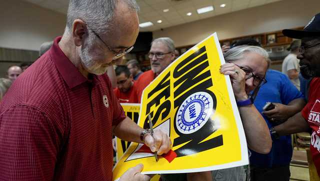 UAW celebrates win in Tennessee, takes aim at more plants in the South - Vimarsana News