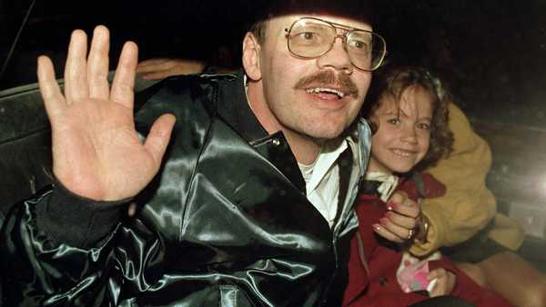 FILE - Terry Anderson, who was the longest held American hostage in Lebanon, grins with his 6-year-old daughter Sulome, Dec. 4, 1991, as they leave the U.S. Ambassador's residence in Damascus, Syria, following Anderson's release. Anderson, the globe-trotting Associated Press correspondent who became one of America's longest-held hostages after he was snatched from a street in war-torn Lebanon in 1985 and held for nearly seven years, died Sunday, April 21, 2024. He was 76. (AP Photo/Santiago Lyon, File)