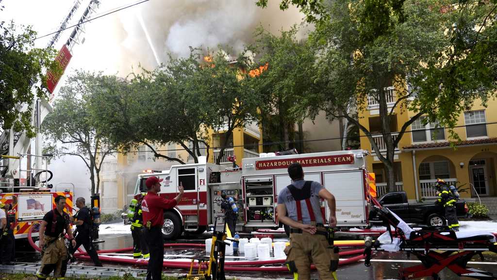 Massive fire breaks out in 4-story apartment building near downtown Miami