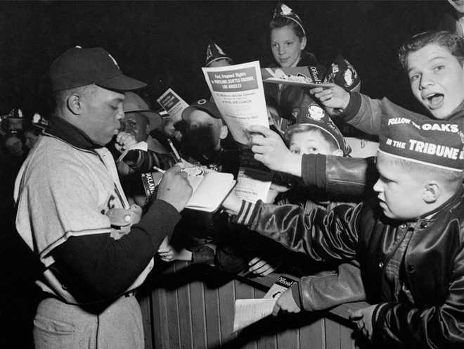 FILE&#x20;-&#x20;New&#x20;York&#x20;Giants&#x20;center&#x20;fielder&#x20;Willie&#x20;Mays&#x20;signs&#x20;autographs&#x20;at&#x20;an&#x20;exhibition&#x20;baseball&#x20;game&#x20;in&#x20;Oakland,&#x20;Calif.,&#x20;&#x20;in&#x20;March&#x20;1952.&#x20;Mays,&#x20;the&#x20;electrifying&#x20;&#x201C;Say&#x20;Hey&#x20;Kid&#x201D;&#x20;whose&#x20;singular&#x20;combination&#x20;of&#x20;talent,&#x20;drive&#x20;and&#x20;exuberance&#x20;made&#x20;him&#x20;one&#x20;of&#x20;baseball&#x2019;s&#x20;greatest&#x20;and&#x20;most&#x20;beloved&#x20;players,&#x20;has&#x20;died.&#x20;He&#x20;was&#x20;93.&#x20;Mays&amp;apos&#x3B;&#x20;family&#x20;and&#x20;the&#x20;San&#x20;Francisco&#x20;Giants&#x20;jointly&#x20;announced&#x20;Tuesday&#x20;night,&#x20;June&#x20;18,&#x20;2024,&#x20;he&#x20;had&#x20;&#x201C;passed&#x20;away&#x20;peacefully&#x201D;&#x20;Tuesday&#x20;afternoon&#x20;surrounded&#x20;by&#x20;loved&#x20;ones.&#x20;&#x28;AP&#x20;Photo&#x2F;File&#x29;