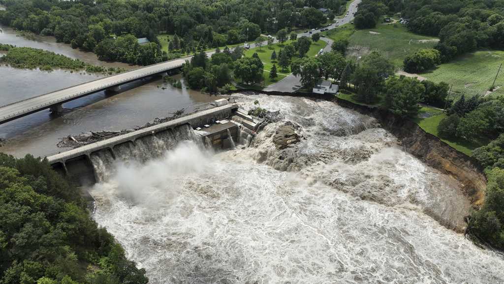 Iowa Floods: Cities Brace For Record High Floodwaters