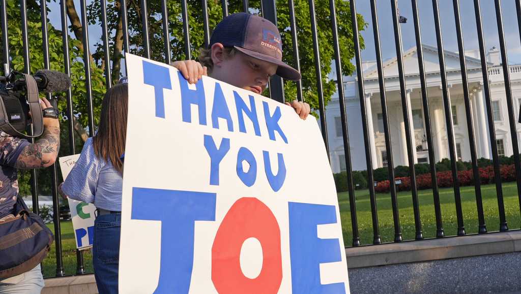 People gather outside of White House to say 'Thank you, Joe' and 'We ...