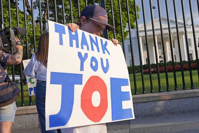X20 Sign People gather outside of White House to say 'Thank you, Joe' and 'We ...
