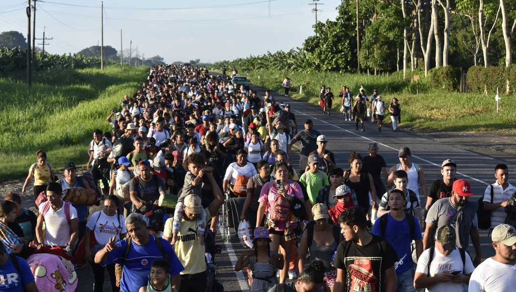 Hundreds of migrants leave southern Mexico on foot in a new caravan ...