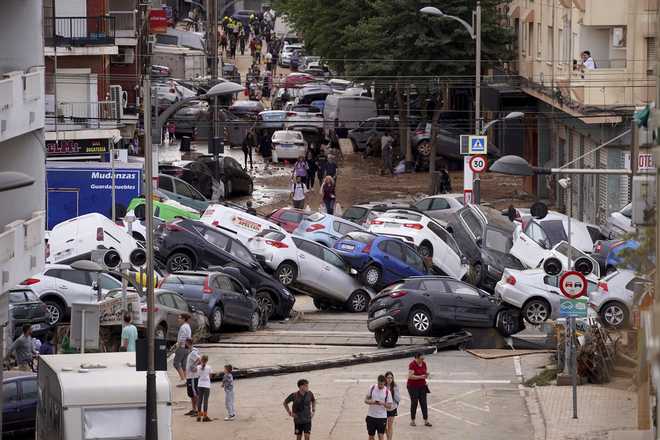 2024-yil, 31-oktabr, payshanba kuni Ispaniyaning Valensiya shahrida suv toshqini oqibatida mashinalar to‘planib qolgan. (AP Photo/Alberto Saiz)