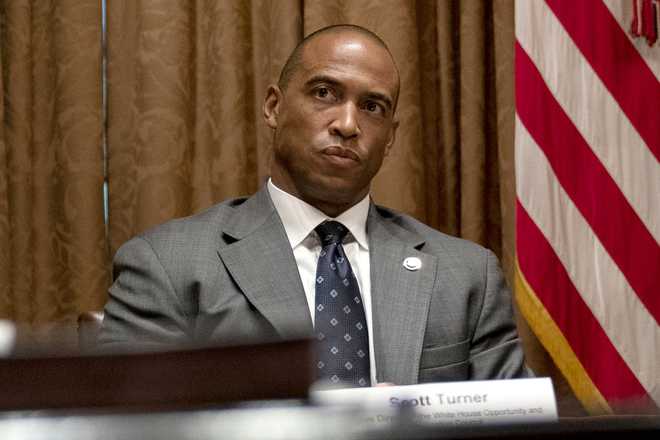 ARCHIVO - Scott Turner, director ejecutivo del Consejo de Oportunidades y Revitalización de la Casa Blanca, asiste a una reunión en la Sala del Gabinete de la Casa Blanca, el 18 de mayo de 2020, en Washington. (Foto AP/Evan Vucci, archivo)