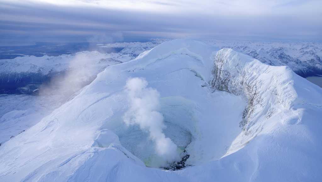 6 earthquakes under volcano