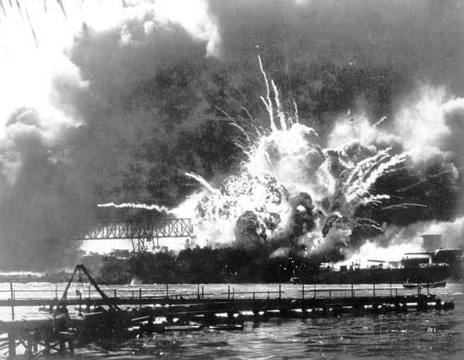 ARCHIVO - En esta fotografía proporcionada por la Marina de los EE. UU., el destructor USS Shaw explota después de ser alcanzado por bombas durante el ataque japonés a Pearl Harbor, Hawaii, el 7 de diciembre de 1941. (Marina de EE. UU. vía AP, archivo)