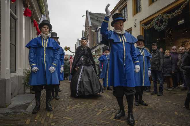 Sandra Niland interpreta a la reina Victoria mientras actúa con trajes de época inglesa del siglo XIX de Charles Dickens durante el Festival Dickens el sábado 14 de diciembre de 2024 en Deventer, Países Bajos.