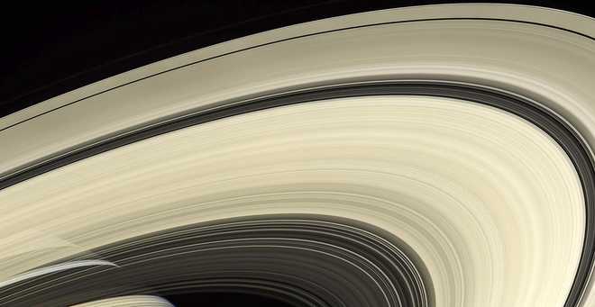 Esta imagen proporcionada por la NASA el 25 de abril de 2007 muestra parte de los anillos de Saturno vistos desde la nave espacial Cassini. (NASA/JPL-Caltech/Instituto de Ciencias Espaciales vía AP)