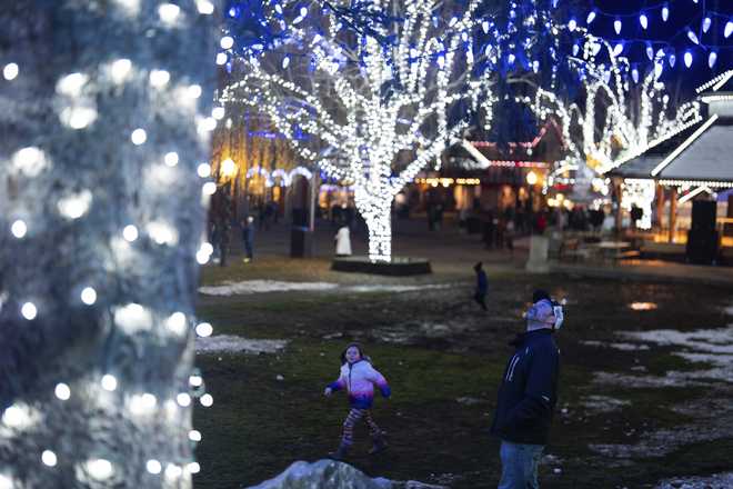 Una persona mira las luces en Front Street Park en Leavenworth, Washington, el miércoles 27 de noviembre de 2024.