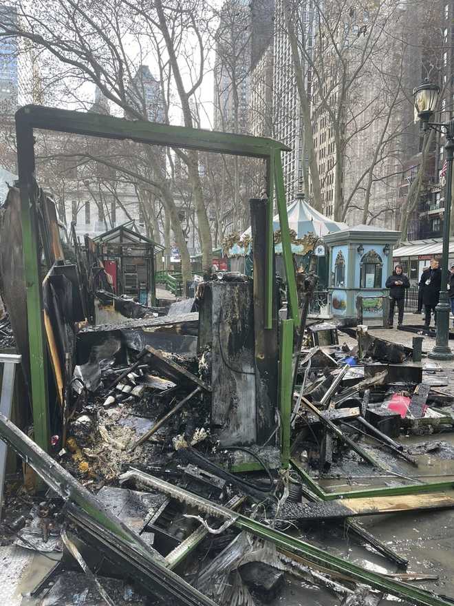 En esta fotografía de archivo proporcionada por el Departamento de Bomberos de Nueva York, el personal del FDNY examina las secuelas de un incendio en un mercado navideño al aire libre en Bryant Park, Nueva York, el viernes 27 de diciembre de 2024. (FDNY vía AP)