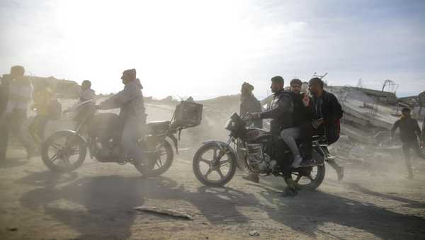 Displaced Palestinians leave parts of Khan Younis as they go back to their homes in Rafah, southern Gaza Strip, Sunday, Jan. 19, 2025. (AP Photo/Jehad Alshrafi)