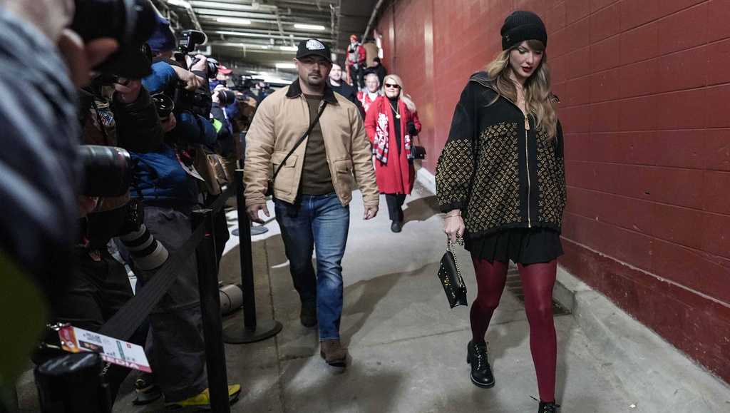 Taylor Swift arrives for AFC title game, hoping Travis Kelce and the Chiefs return to the Super Bowl