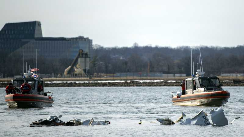 Divers continue recovery efforts in Potomac River amid probe into DC midair tragedy