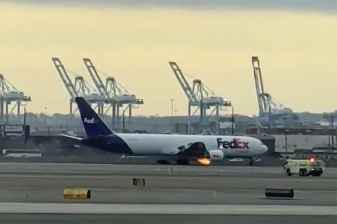 In&#x20;this&#x20;photo&#x20;provided&#x20;by&#x20;Kenneth&#x20;Hoffman,&#x20;a&#x20;FedEx&#x20;cargo&#x20;plane&#x20;makes&#x20;an&#x20;emergency&#x20;landing&#x20;at&#x20;Newark&#x20;Liberty&#x20;International&#x20;Airport&#x20;on&#x20;Saturday,&#x20;March&#x20;1,&#x20;2025&#x20;in&#x20;Newark,&#x20;New&#x20;Jersey.