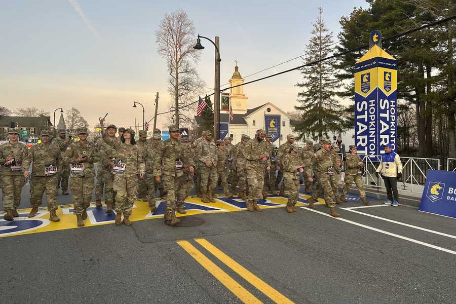 Direktur balap Boston Marathon Dave McGillivray, kanan, mengirim sekelompok anggota Guard Nasional Massachusetts melintasi garis start, meluncurkan edisi ke -129 lomba, di Hopkinton, Mass, Senin pagi, 21 April 2025. (AP Photo/Jennifer McDermott)