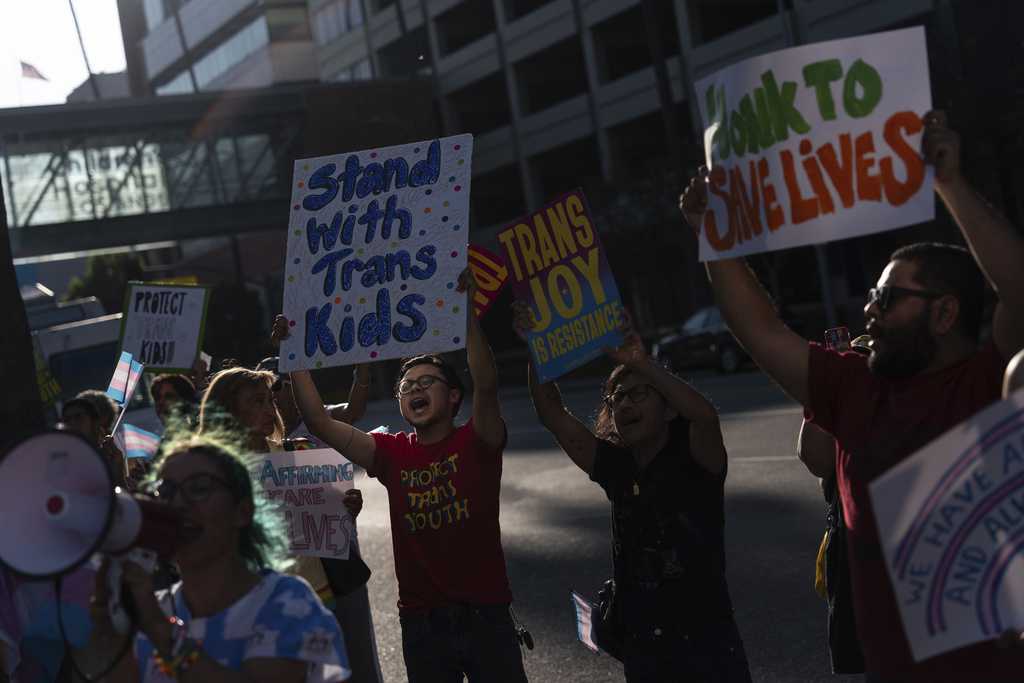 【CD】V.A／TRANS CRAZE Protesters rally against closure of California gender