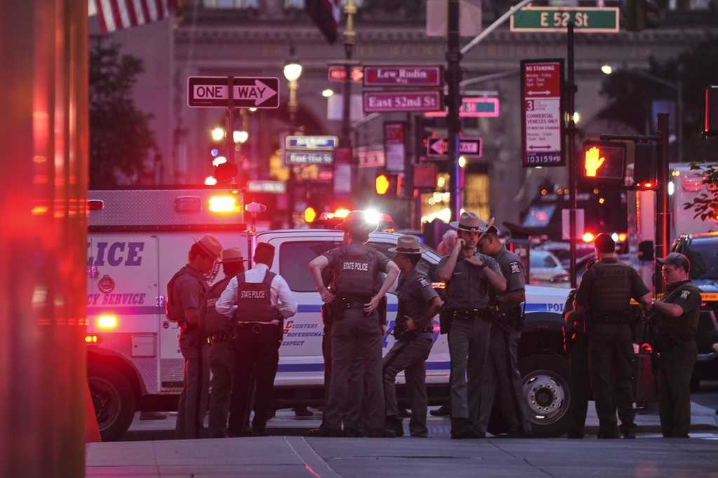 Former Pittsburgh Steeler mentioned in note found on Manhattan shooter, police say