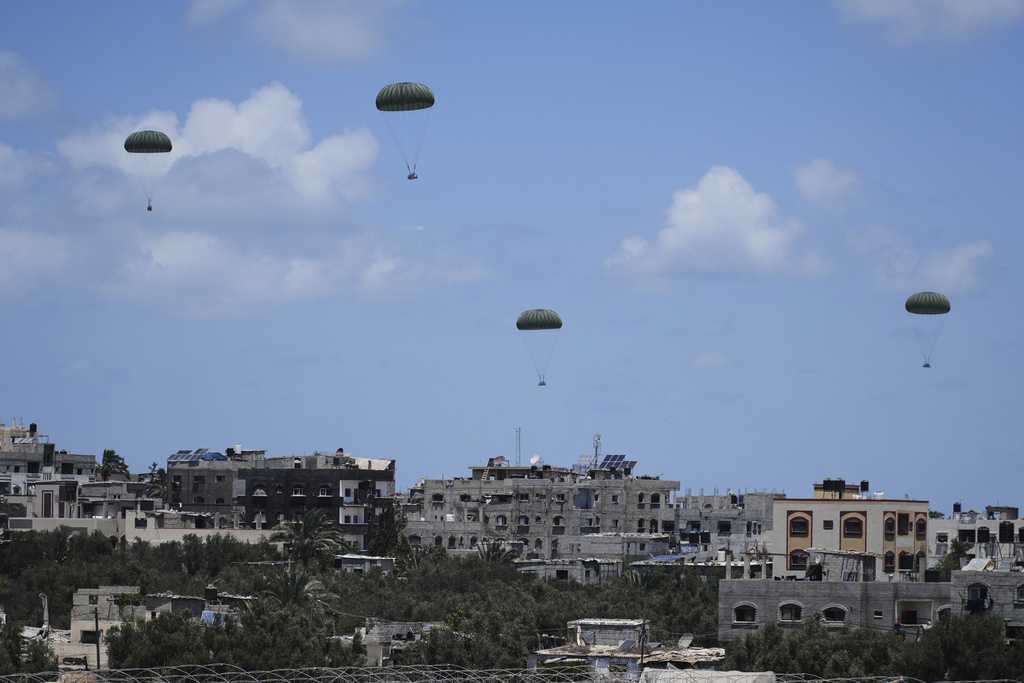 <a href="https://www.kmbc.com/article/gaza-humanitarian-crisis-trump-envoy-aid/65565694" target="_blank">Trump envoy arrives in Israel as Gaza death toll rises for Palestinians seeking aid</a>