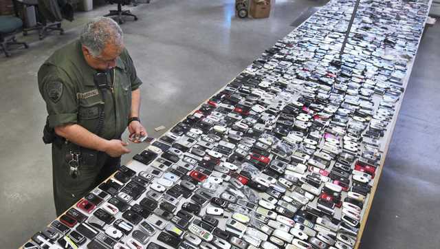 FCC taking steps that would allow US prisons to jam prisoners' cellphone signals