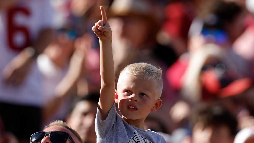 No. 5 Oklahoma rolls past Kent State 44-0 as QB Hawkins produces 4 TDs while filling in for Mateer