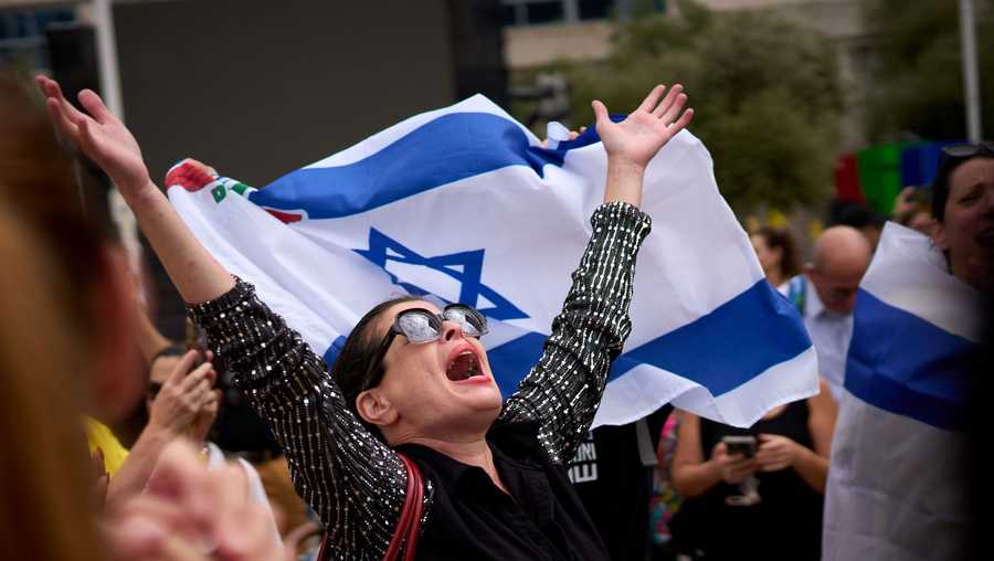 Israel and Hamas agree to first phase of peace plan