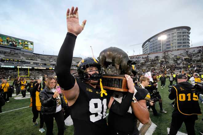 Iowa&#x20;defensive&#x20;lineman&#x20;Jonah&#x20;Pace&#x20;&#x28;91&#x29;&#x20;celebrates&#x20;with&#x20;the&#x20;Floyd&#x20;of&#x20;Rosedale&#x20;trophy&#x20;after&#x20;an&#x20;NCAA&#x20;college&#x20;football&#x20;game&#x20;against&#x20;Minnesota,&#x20;Saturday,&#x20;Oct.&#x20;25,&#x20;2025,&#x20;in&#x20;Iowa&#x20;City,&#x20;Iowa.&#x20;&#x28;AP&#x20;Photo&#x2F;Charlie&#x20;Neibergall&#x29;