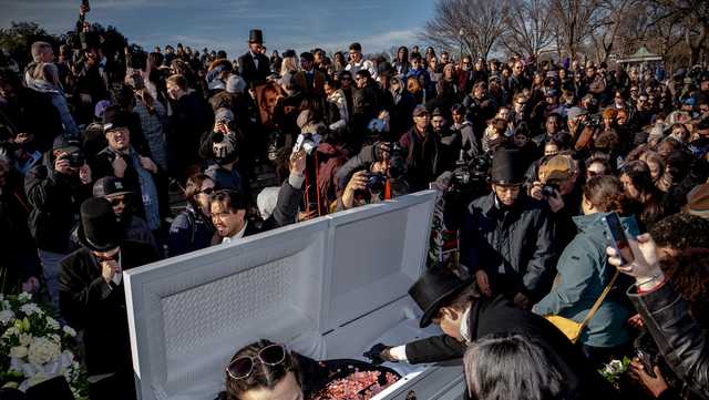 Hundreds attend mock funeral for the penny at the Lincoln Memorial