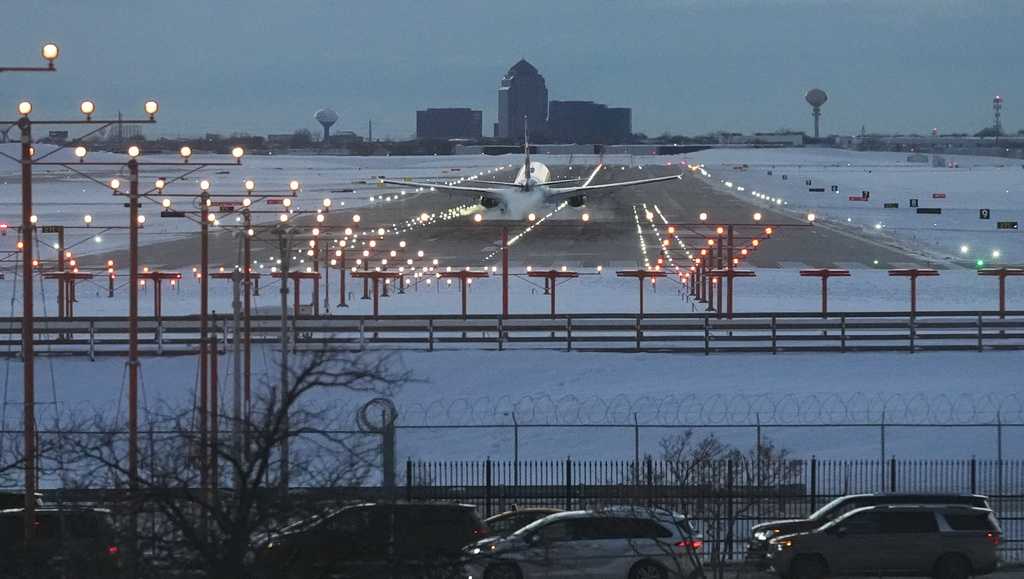 Winter storm snarls US holiday travel across Northeast, Great Lakes